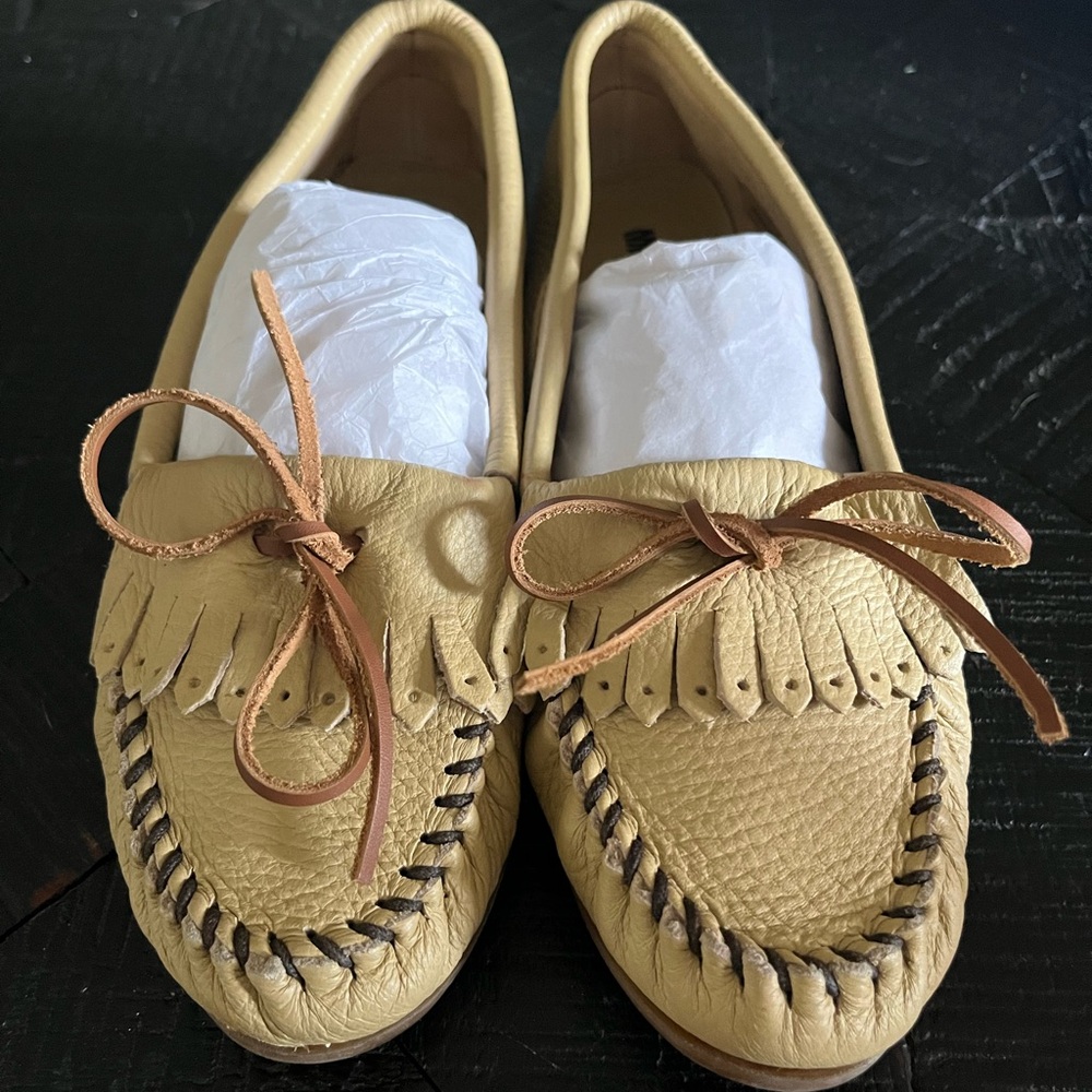 Minnetonka Women's Deerskin Light Tan Leather Moccasins Size 8.5 EUC